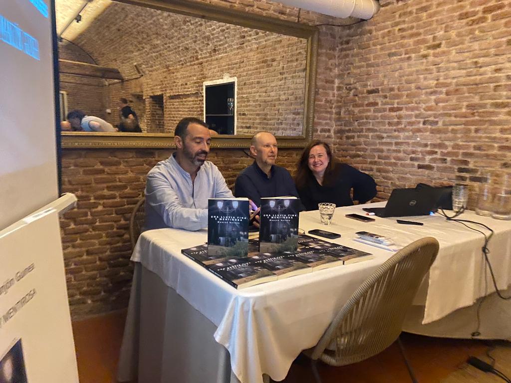 PRESENTACIÓN UNA LLUVIA FINA Y MENTIROSA