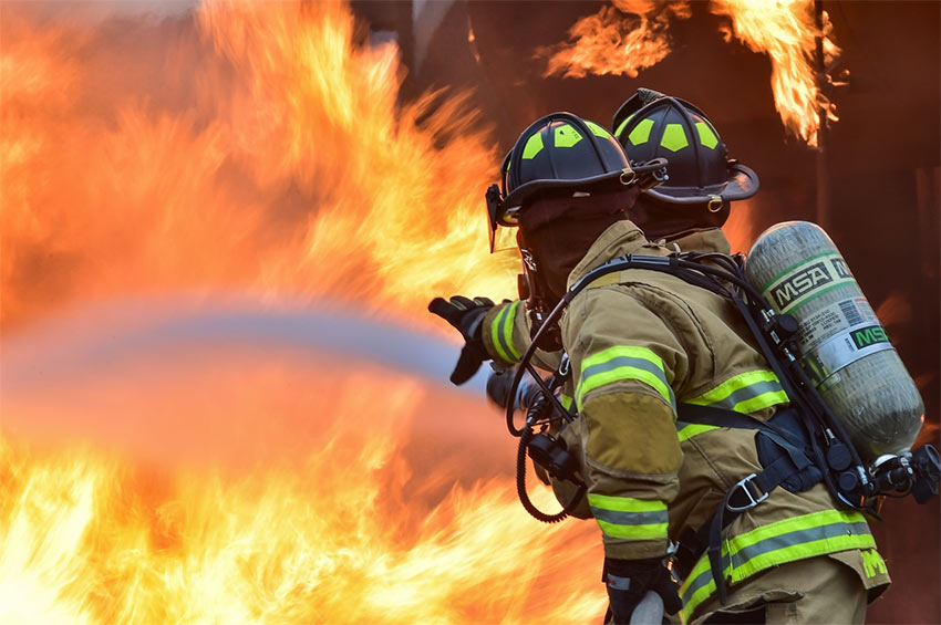 Blog 63 Bomberos apagando un fuego