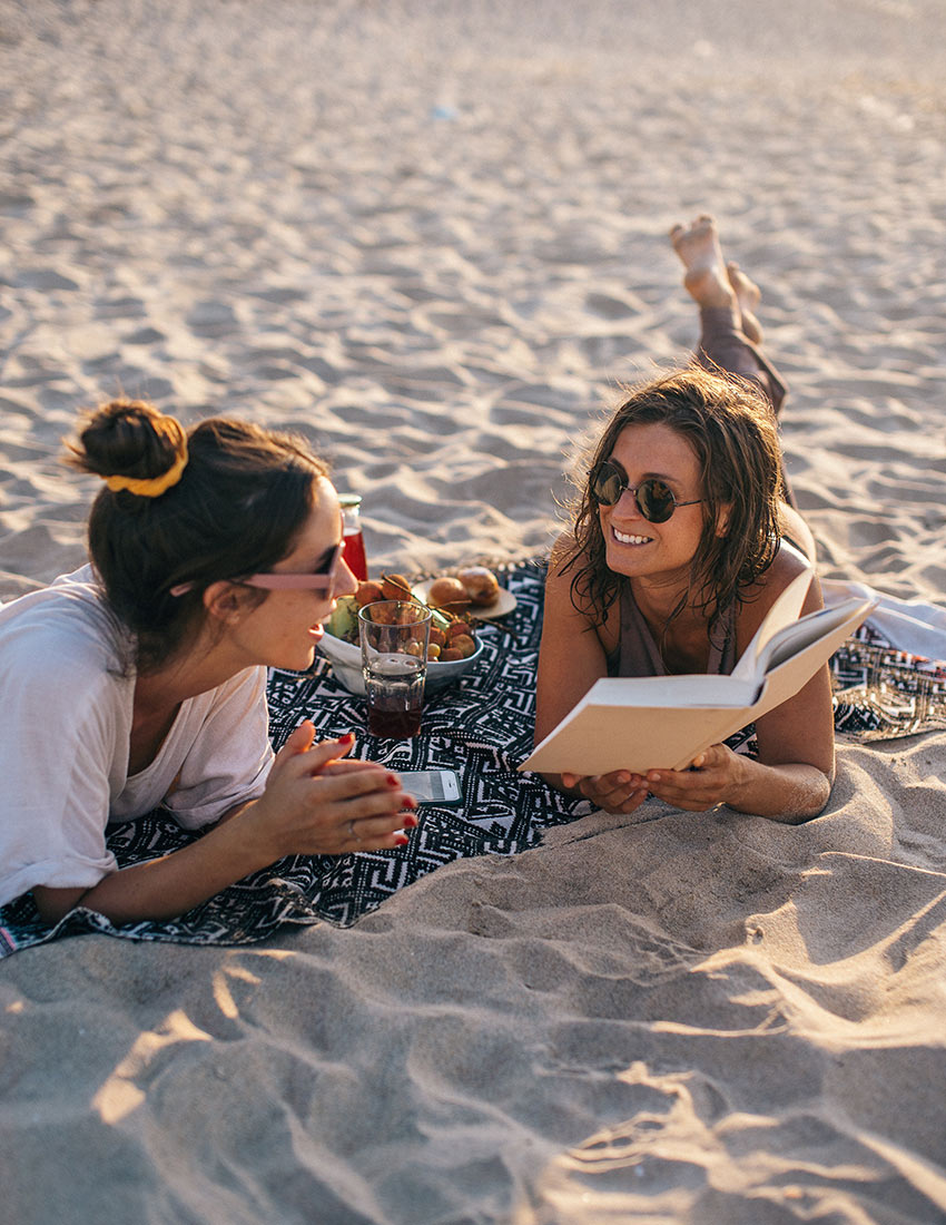 disfrutando de un libro en la playa