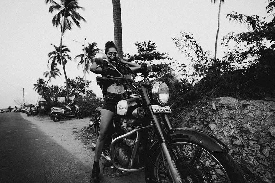 Mujer rebelde en moto
