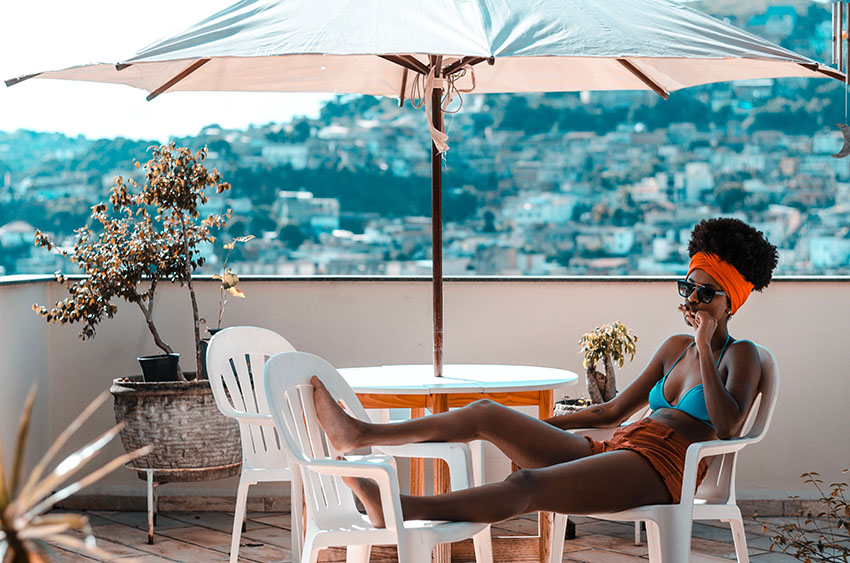 foto mujer disfrutando de sus vacaciones