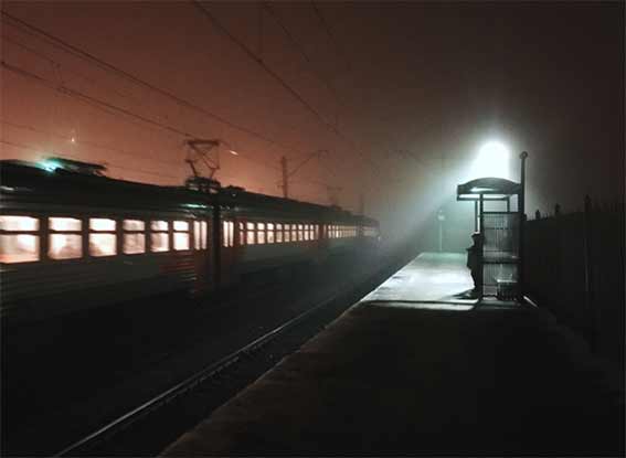 Hombre esperando el tren. Fotografía de Viktor Mogilat