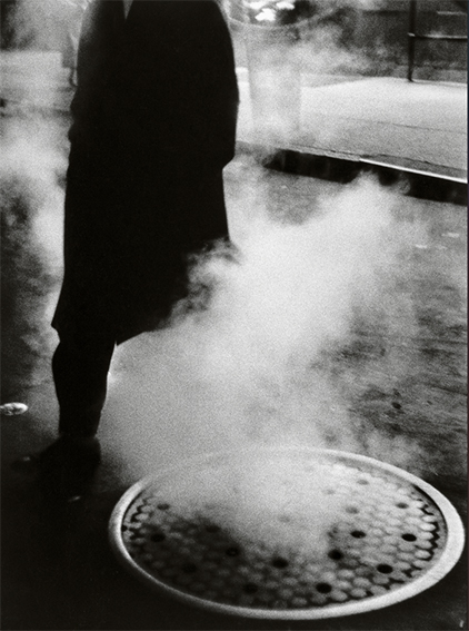 Manhole, Times Square, New York. Cortesía archivo © Louis Stettner Estate