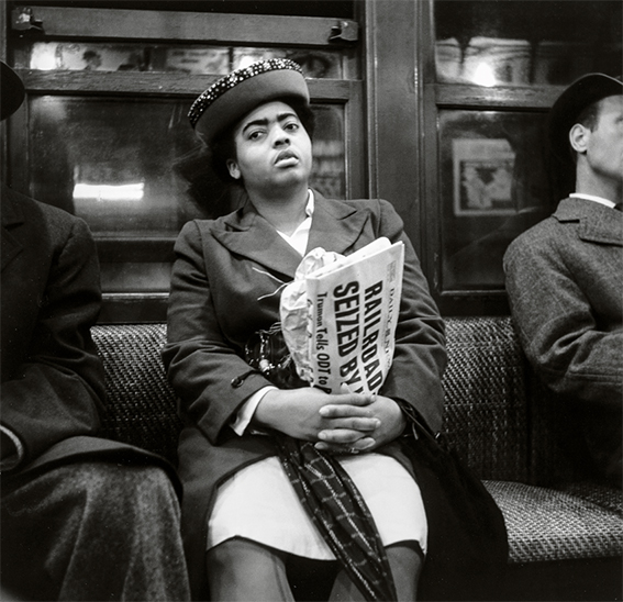 Woman Holding Newspaper, New York.Cortesía archivo © Louis Sttener Estate