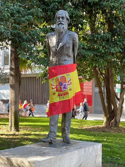 Imagen de Valle Inclán con bandera de España