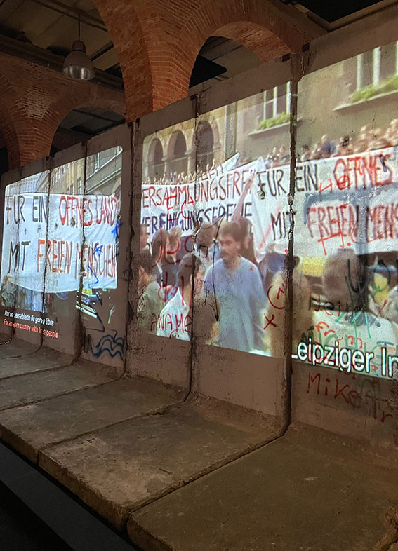 Imagen proyectada en un trozo del Muro de Berlín. Exposición Musealia, Fundación Canal Isabel II