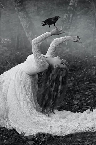 Mujer bajo la sombra de un cuervo. Fotografía de Eugene Lisyuk