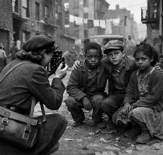 Vicente Manjón Guinea 33 Imaen creada por IA Lewitt fotografiando a unos ninos en Nueva York