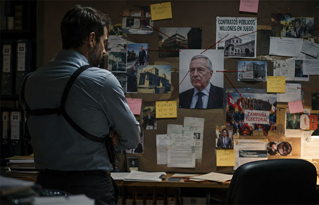 Detective descubriendo al culpable